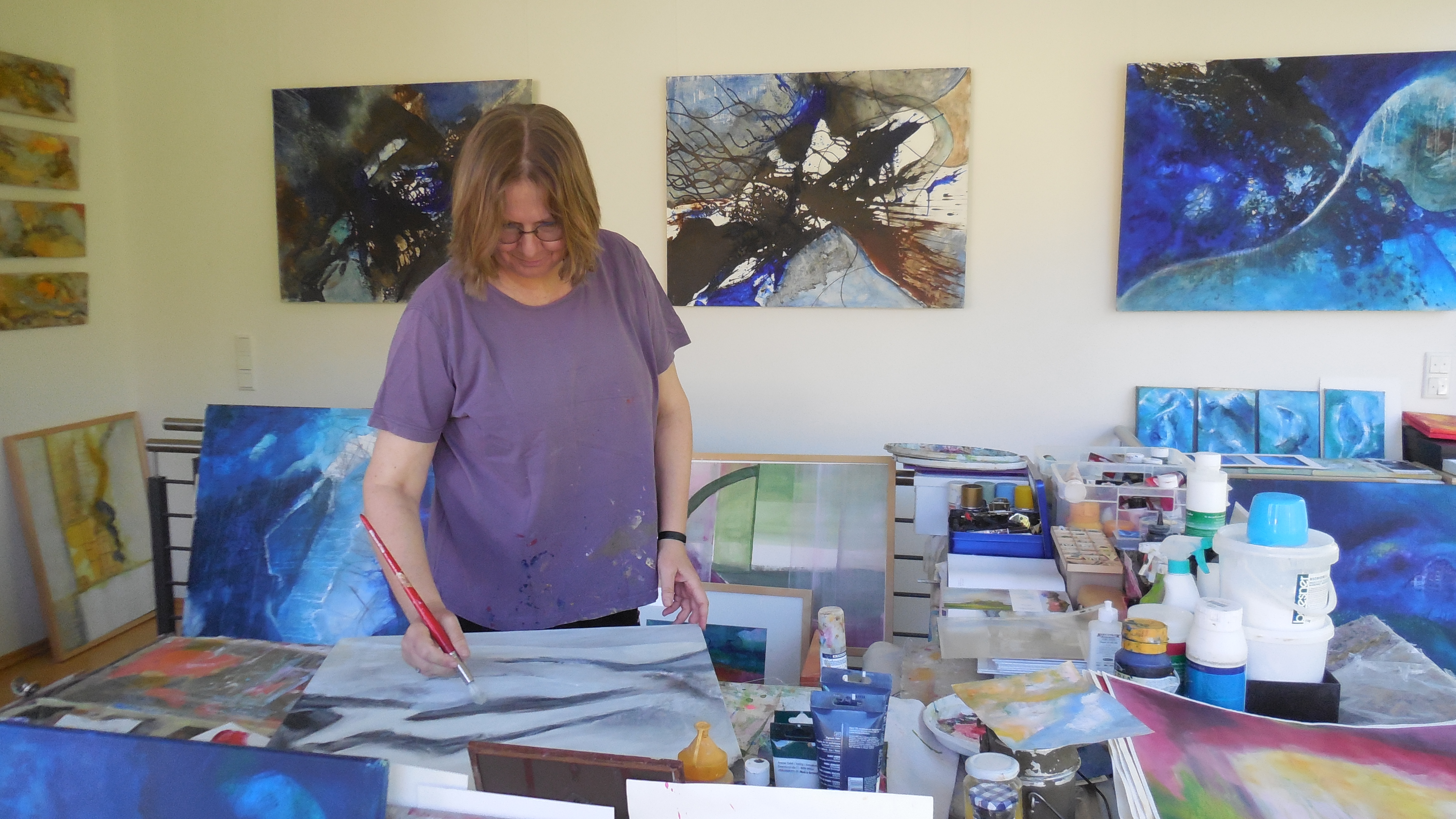 Ruth in ihrem Atelier beim Malen